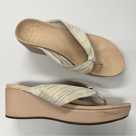 Vionic Tan Leather Flip Flop Wedge Sandals Womens 9 Casual Beachy Comfort Shoes - Picture 1 of 7